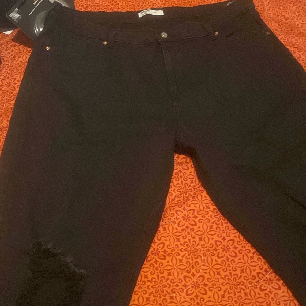 Levi Signature Mom Jeans size 20 black with raveling at knees